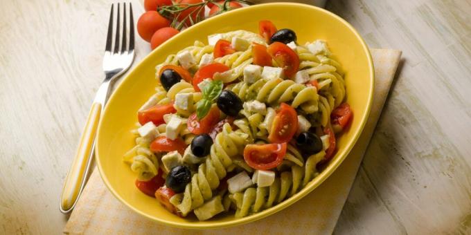 Salade met pasta, tomaat, olijven, mozzarella en mosterddressing