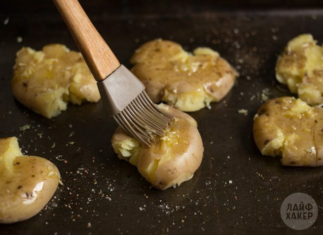 Hoe gebakken aardappelen in de oven te koken: Bestrijk alles met knoflookolie