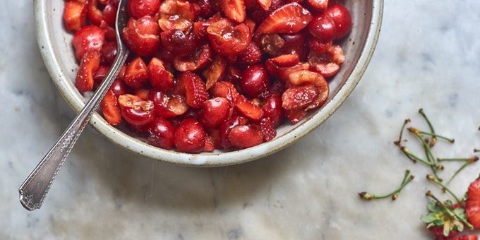 Red fruitsalade met aardbeien en kersen