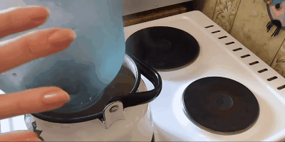 Hoe te potten te steriliseren voor een paar: Zet de pot in een pot gat