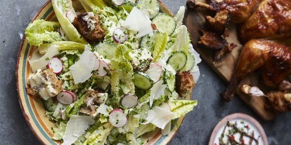 Caesar salade met kip, komkommer en radijs van Jamie Oliver