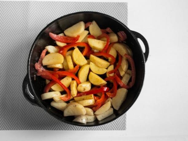 Kip met groenten: voeg paprika en aardappelen toe