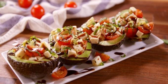 Recepten: Salade met tomaten en mozzarella in boten met avocado