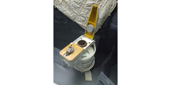 Een van de toiletten bij het Mir-orbitale station