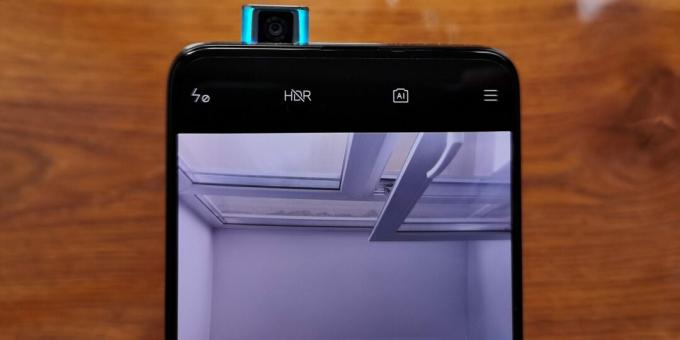 De camera aan de voorkant van Xiaomi Poco F2 Pro is verborgen in de body en beweegt indien nodig naar buiten