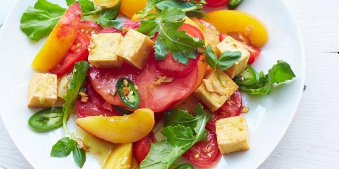 Salade met tomaten. Pittige salade met tomaat, rucola, perzik en tofu