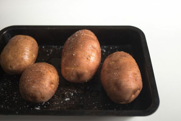 Stuur de Hasselbeck-aardappelen naar de oven