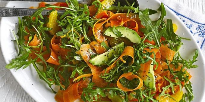 Recepten: Salade met avocado, wortelen, sinaasappelen en rucola