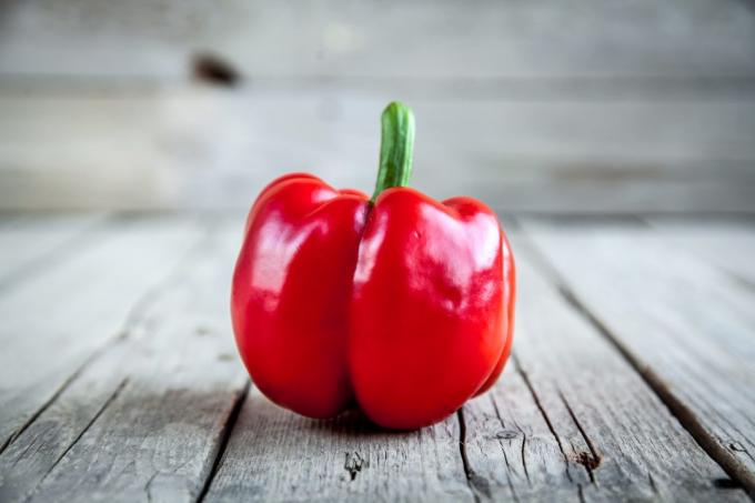 Dunne taille en een rode paprika