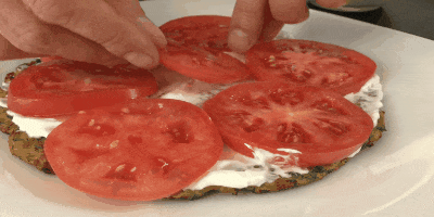 Cake van de courgette met tomaten