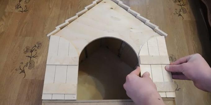 Klein huis voor een kat met zijn eigen handen: plaksel