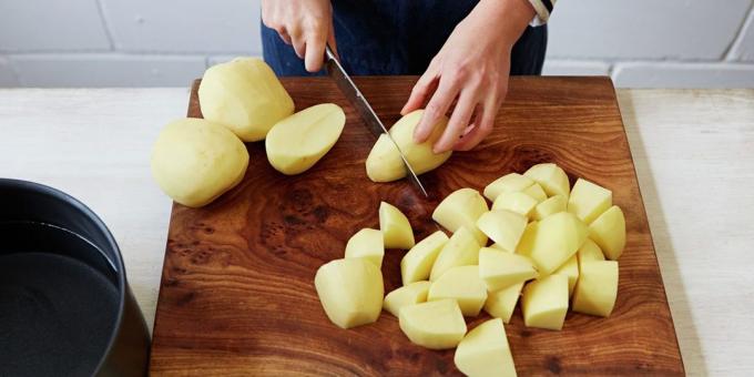 Hoe en hoeveel naar de gereinigde aardappelen koken
