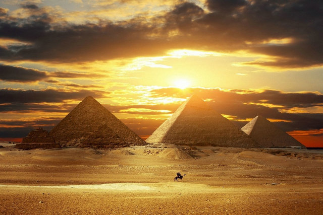 Zonsondergang in Egypte bij de piramides