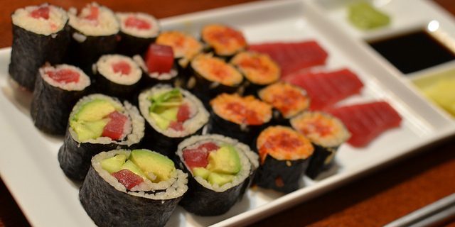 op een lege maag: Sushi