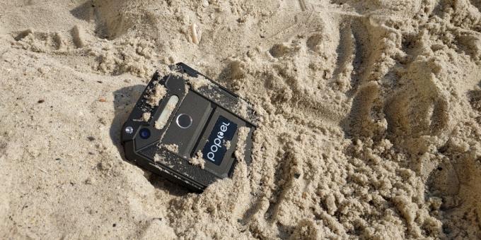 Beschermde smartphone Poptel P9000 Max: In het zand