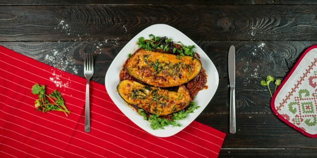 Gebakken aubergine met vlees: gaar in de oven