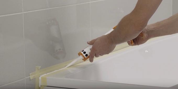 Het installeren van het bad met zijn handen: Schik naad kant van de contour