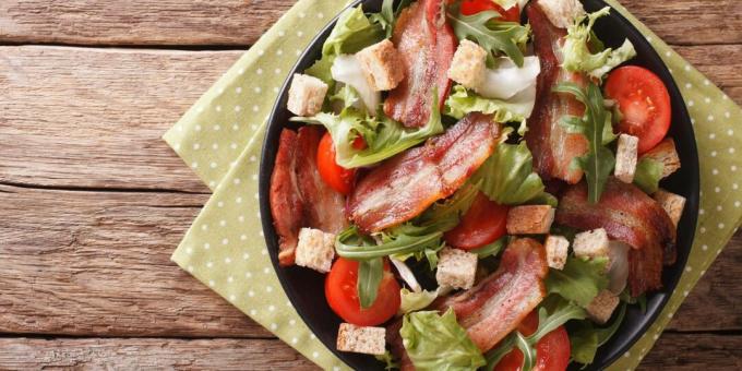 Salade met bacon en tomaten