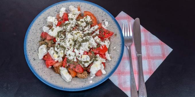 Dakos - Griekse salade met croutons, tomaten en feta