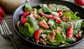Salade met aardbeien, spinazie, noten en fetakaas