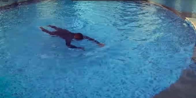 Hoe maak je een kind te leren zwemmen: het is noodzakelijk om paddle armen