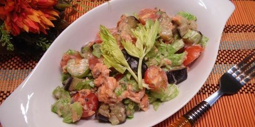 Aubergine salade, vis in blik en selderij