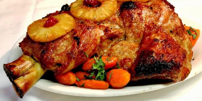 Varkensvlees in de oven: varkensvlees ham met ananas, amandelen en pruimen
