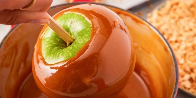 Lagere appels in hete caramel