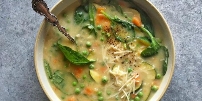 plantaardige soepen: soep met courgette, spinazie, bonen en witte wijn