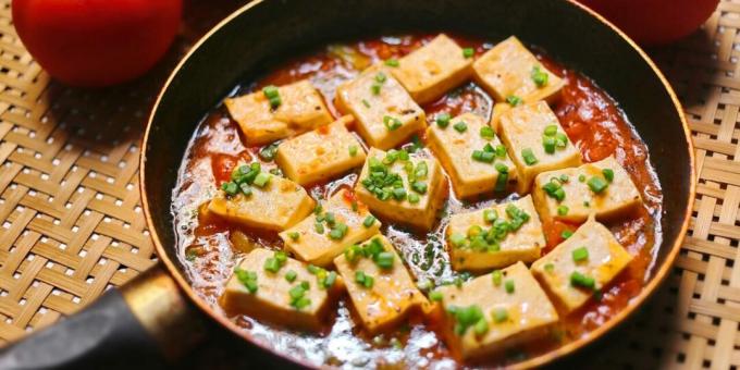 Gebakken tofu met tomatensaus