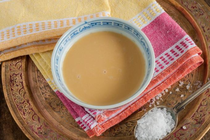In Tibet sterke groene thee wordt toegevoegd aan de boter en zout yak