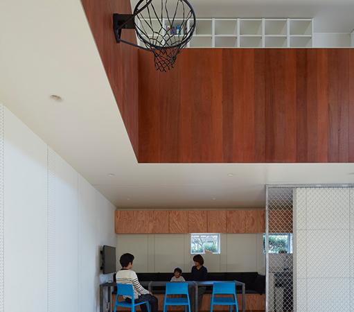 Huis met een basketbalveld binnen