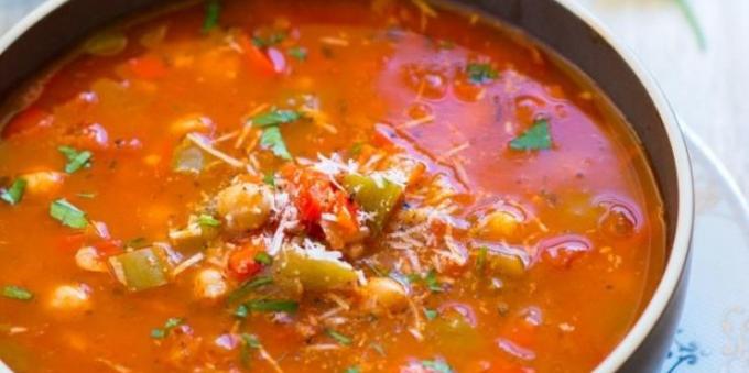 plantaardige soepen: soep met paprika's, tomaten, kikkererwten en rijst