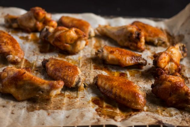 Krokante vleugels in de oven worden op 210 graden gekookt