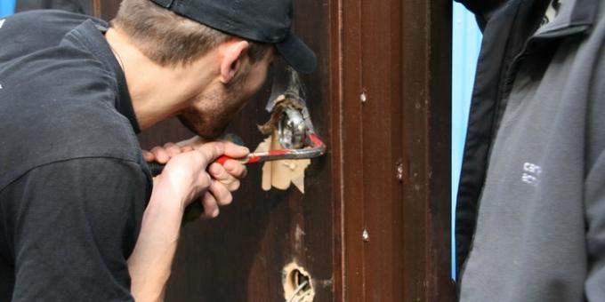 Wat te doen als u de sleutels verliest bij het appartement: het openen van het deurslot