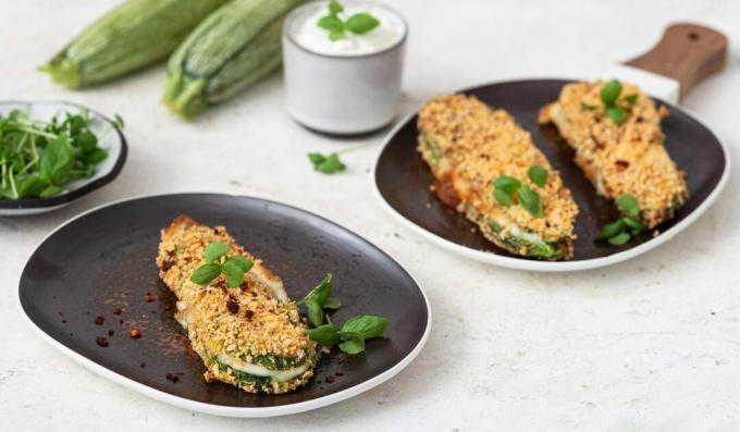 Krokante courgette met kaas in de oven