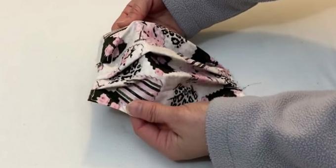 Hoe u een medisch masker met uw eigen handen naait: naai de randen van het onderdeel