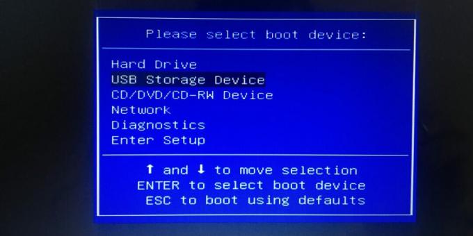 Om het BIOS te configureren om op te starten vanaf een USB-flashstation, selecteert u het item USB-opslagapparaat