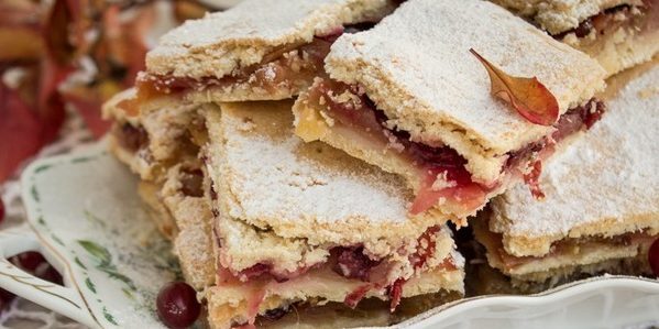 Wat te koken van kruisbessen: Gesloten cake met kruisbessen