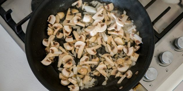 Eiermuffins: gebakken champignons en uien