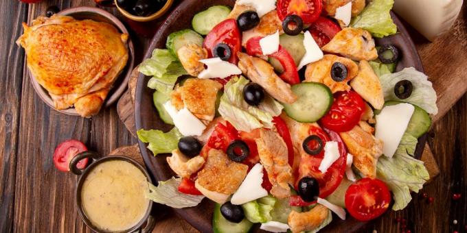 Een simpel salade recept met mozzarella, groenten en kip