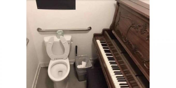 piano in het toilet