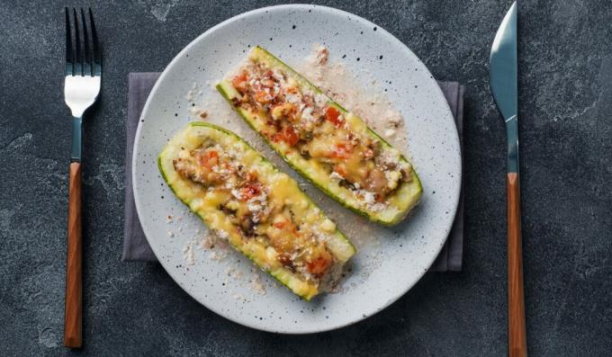 Courgettebootjes met pittige kip en kaas