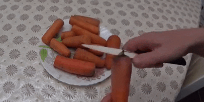 Hoe wortels in de koelkast: Snijd de wortels in de droge uiteinden van beide kanten