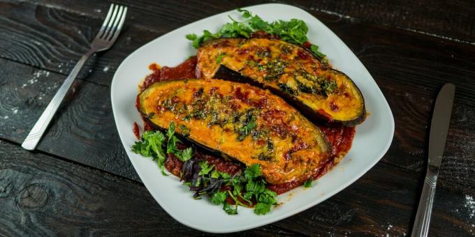 Gebakken aubergines met vlees en kaas