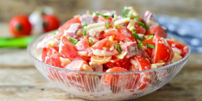 Salade met tomaten, worst en kaas