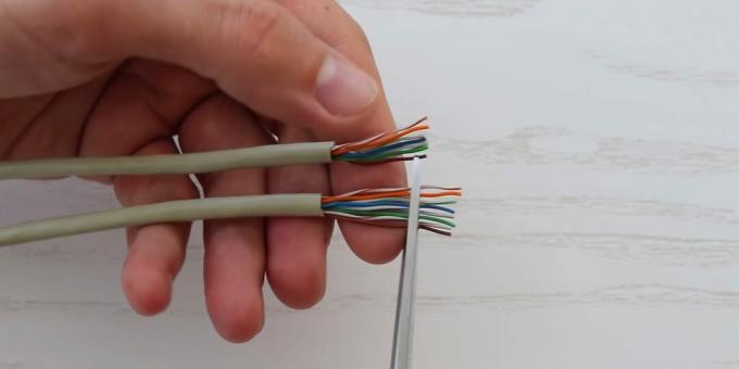 Een twisted pair-kabel krimpen: Lijn de draden uit en knip ze bij