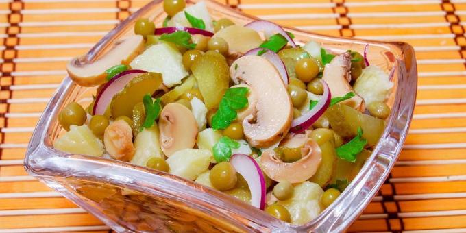 Lean salade met aardappelen, erwten, champignons en ingelegde komkommers