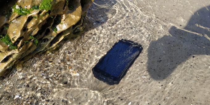 Beschermde smartphone Poptel P9000 Max: Onder water