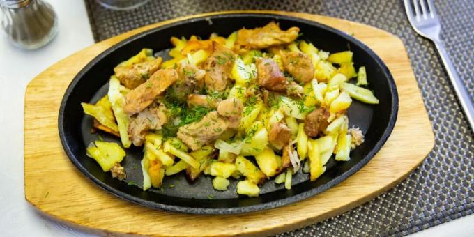 Gebakken aardappelen met vlees in een pan